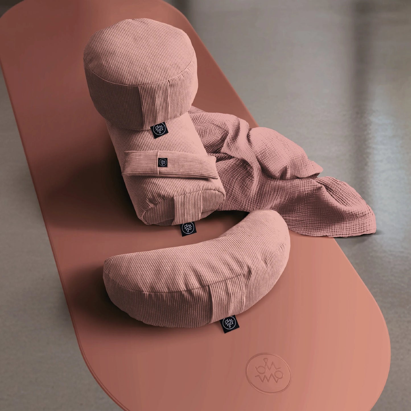 Design Yoga Halbmond Kissen - Blush Cord