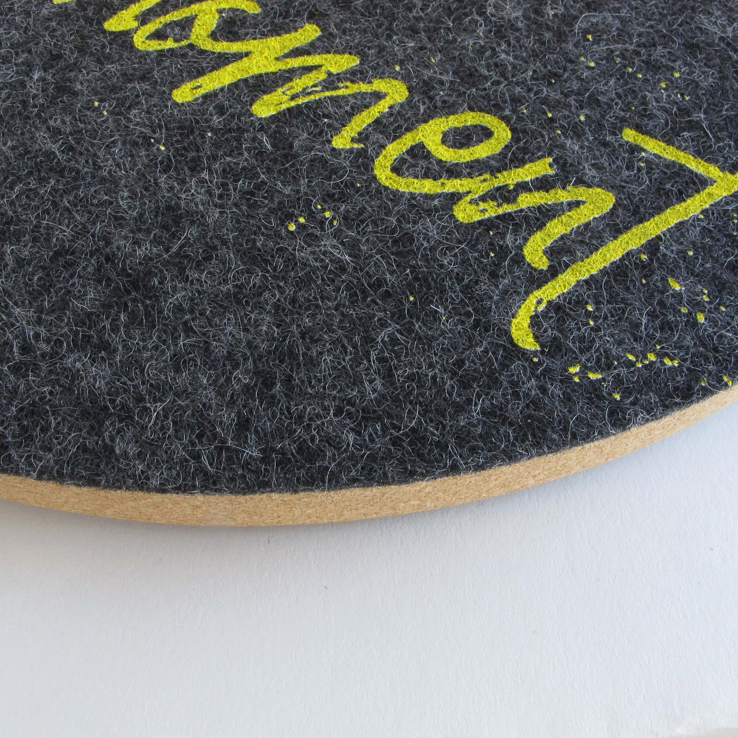 Wanduhr aus Filz und Kork 30 cm | Design "Moment" by Anja Streese