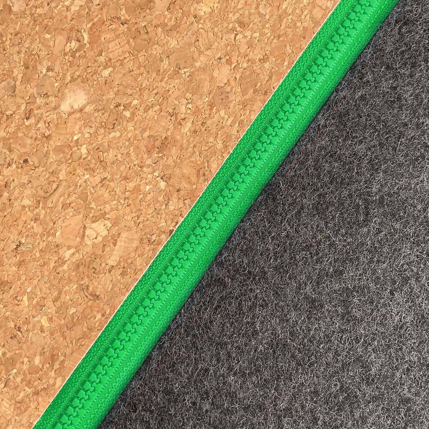 Zubehörtasche für Kabel & Co. | aus Filz und Kork | anthrazit-grün