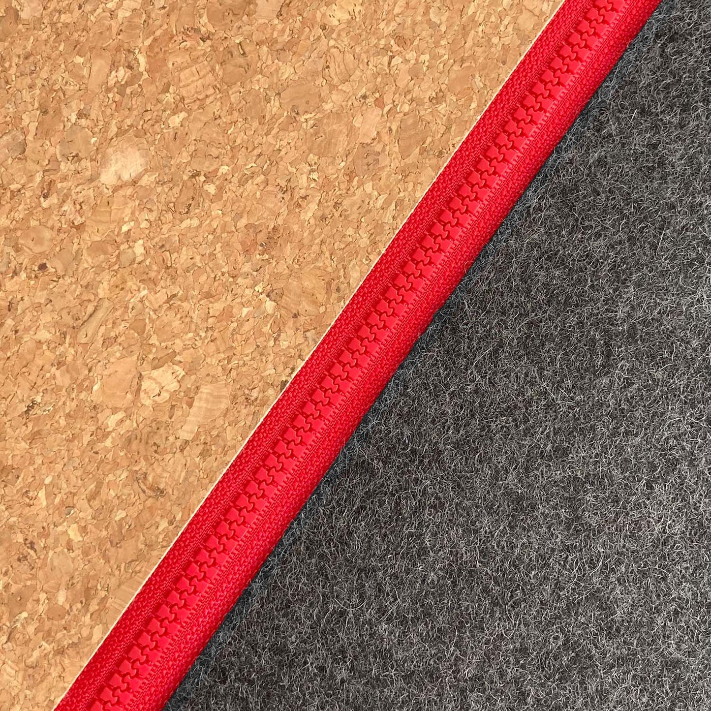 Zubehörtasche für Kabel & Co. | aus Filz und Kork | anthrazit-rot