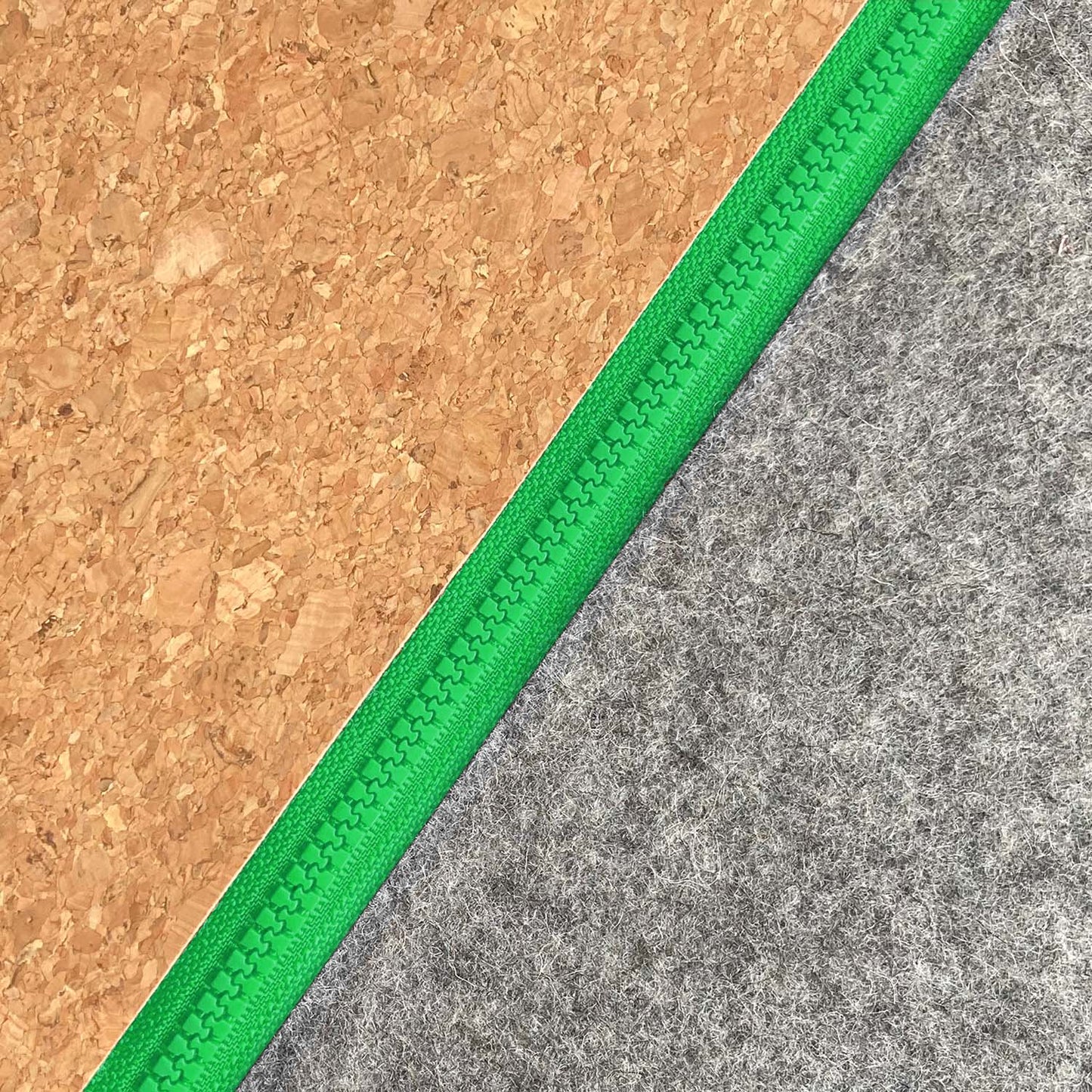 Zubehörtasche für Kabel & Co. | aus Filz und Kork | hellgrau-grün