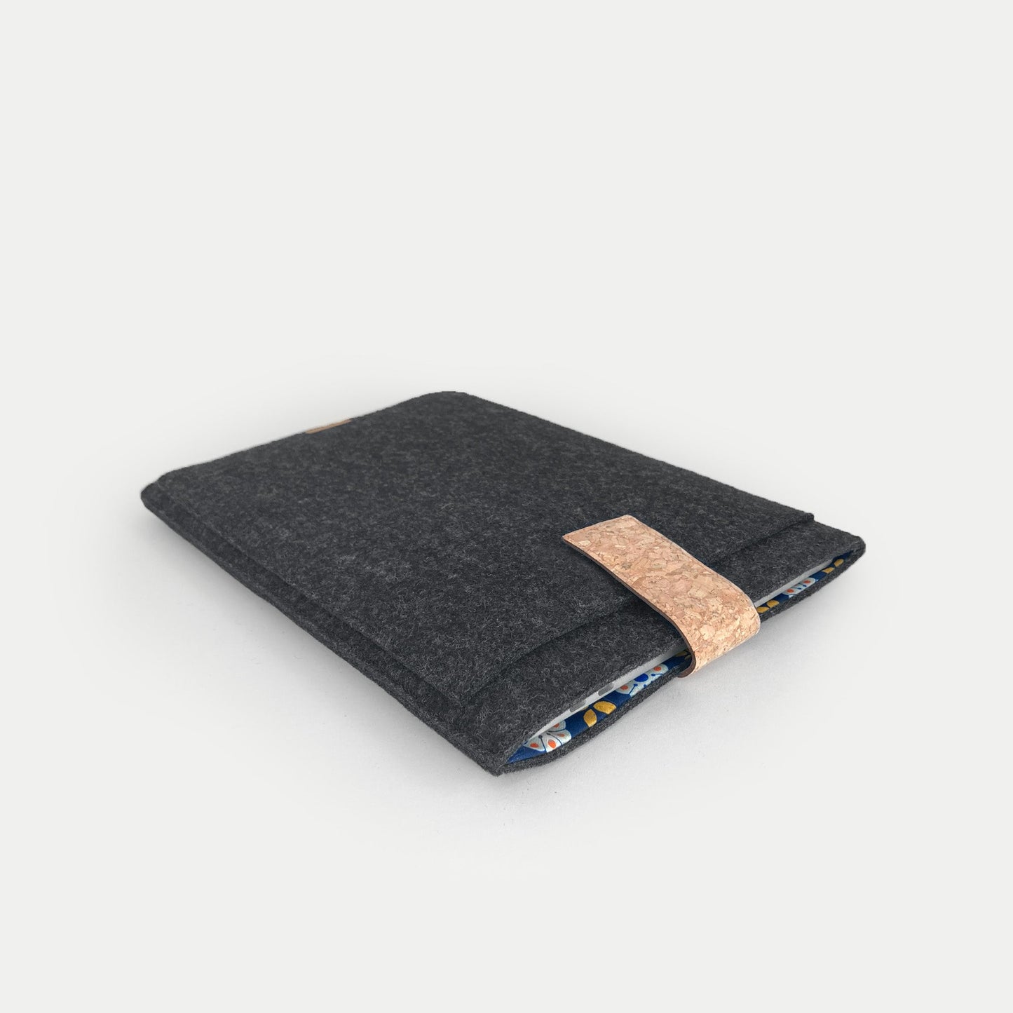 Hülle für MacBook Pro M3 Max | mit Magnetverschluss und extra Fach  | anthrazit - Bloom | Modell "HAKA"