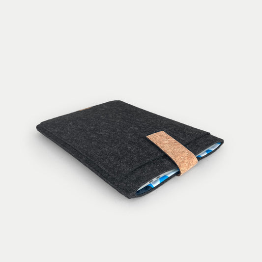 Hülle für Dynabook Protege | mit Magnetverschluss und extra Fach  | anthrazit - Shapes | Modell "HAKA"