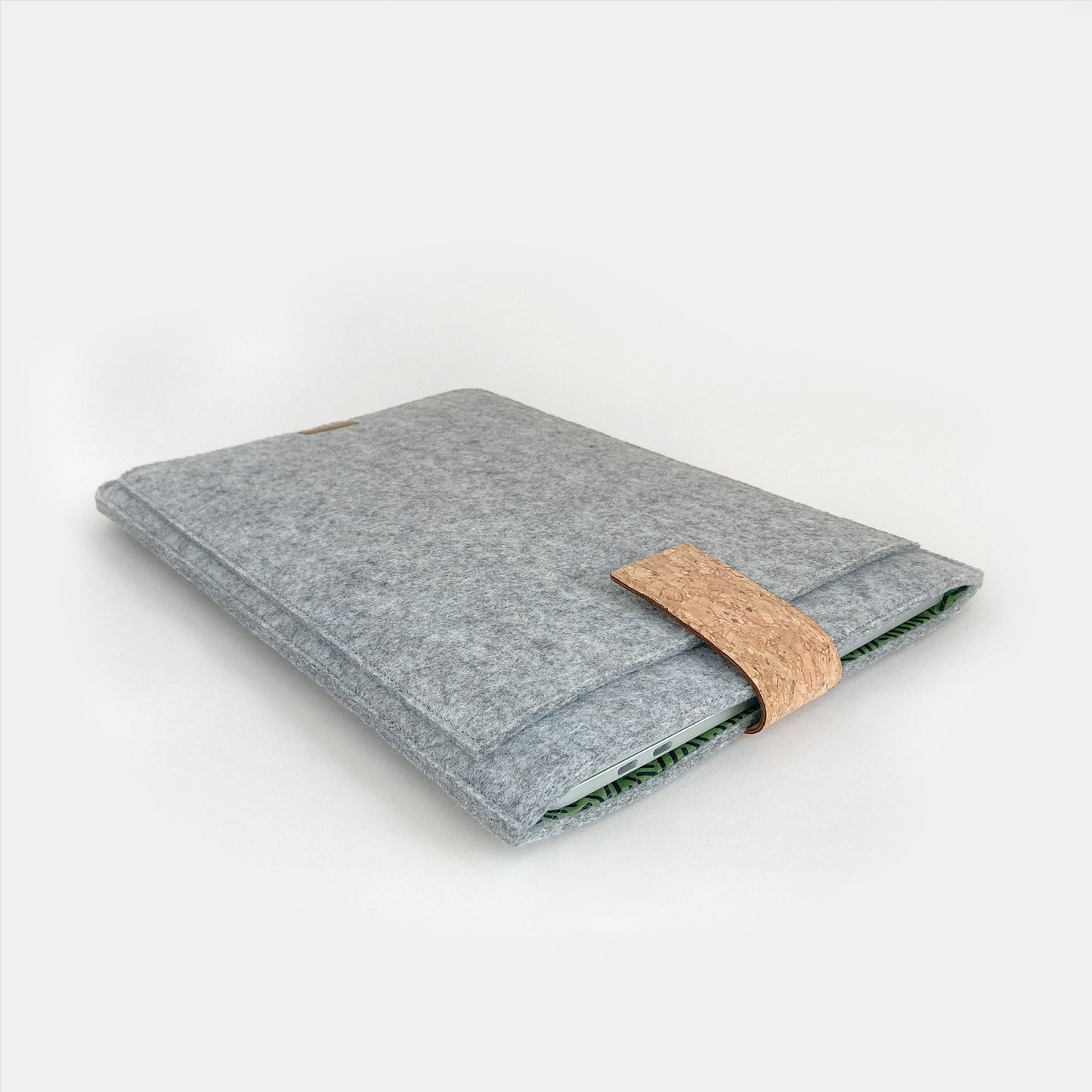 Hülle für MacBook Pro 15 | mit Magnetverschluss und extra Fach  | hellgrau - Stripes | Modell "HAKA"