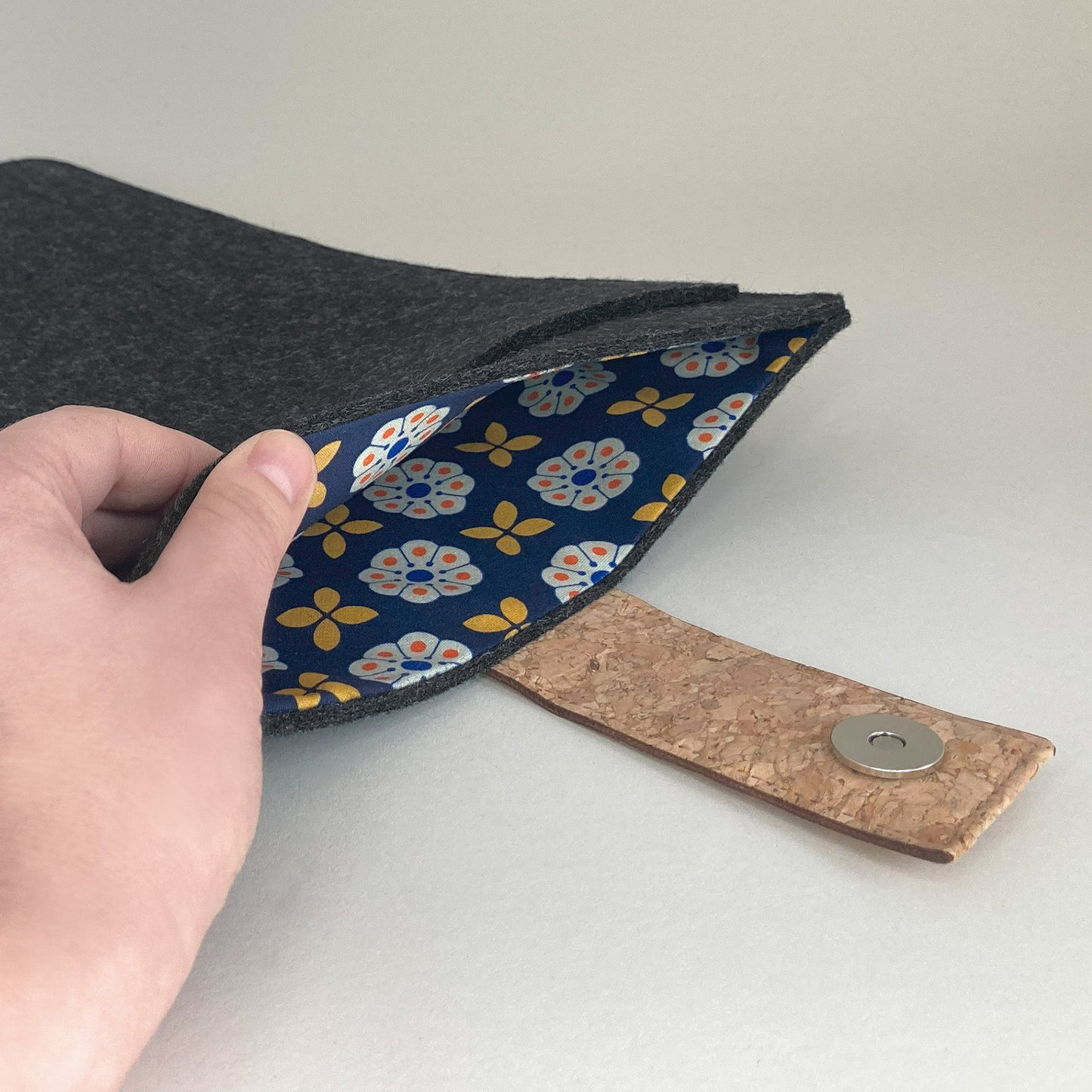 Hülle für Asus Vivobook Go 15 | mit Magnetverschluss und extra Fach  | anthrazit - Bloom | Modell "HAKA"