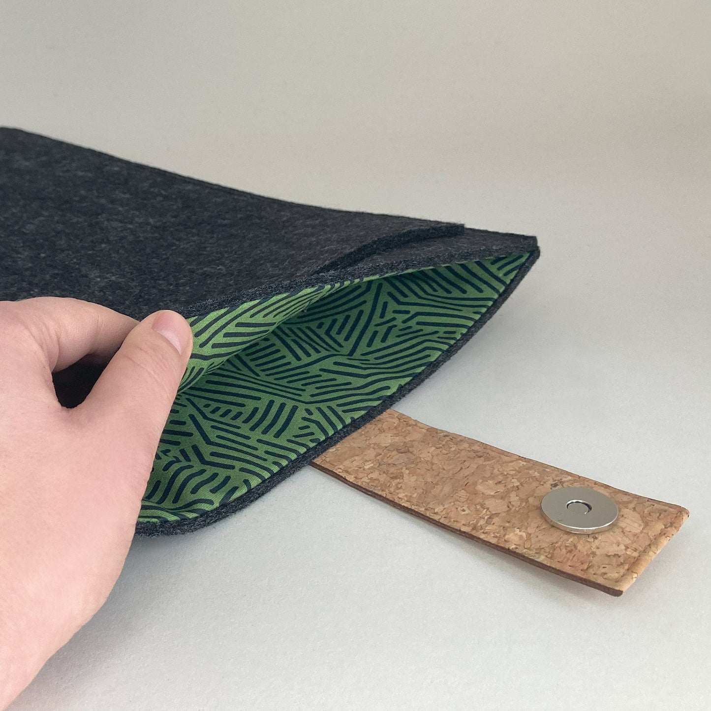 Hülle für Acer Nitro | mit Magnetverschluss und extra Fach  | anthrazit - Stripes | Modell "HAKA"