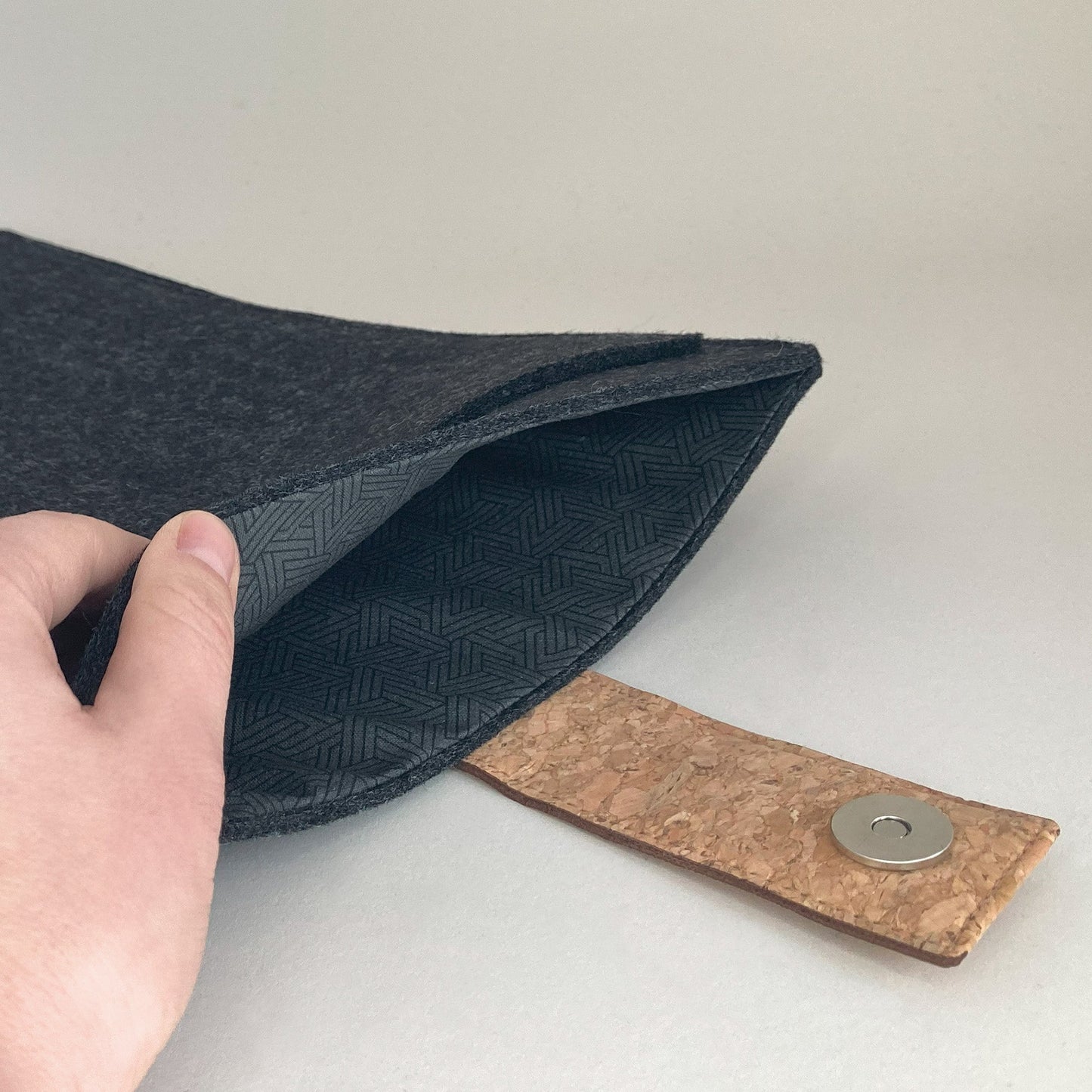 Hülle für Asus Zenbook | mit Magnetverschluss und extra Fach  | anthrazit - Tracks | Modell "HAKA"