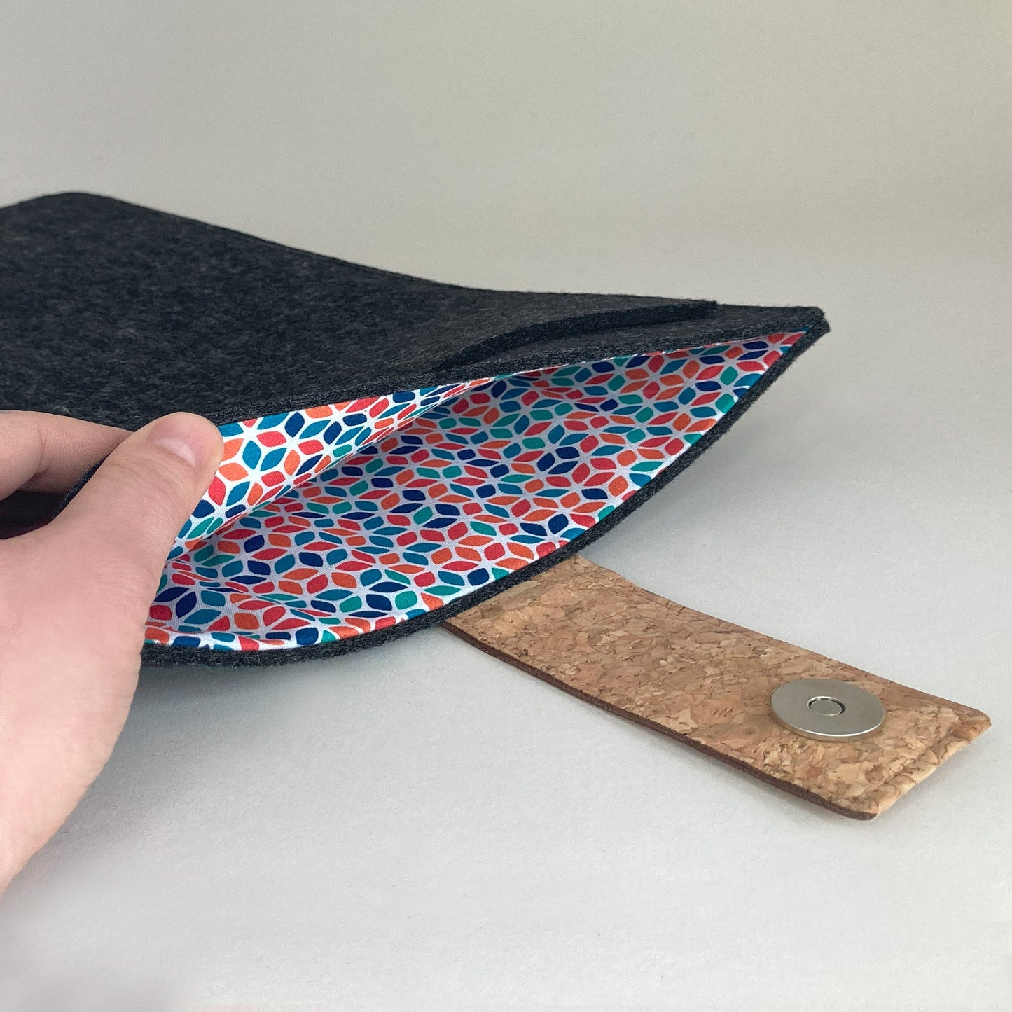 Hülle für Asus ExpertBook | mit Magnetverschluss und extra Fach  | anthrazit - Colorful | Modell "HAKA"