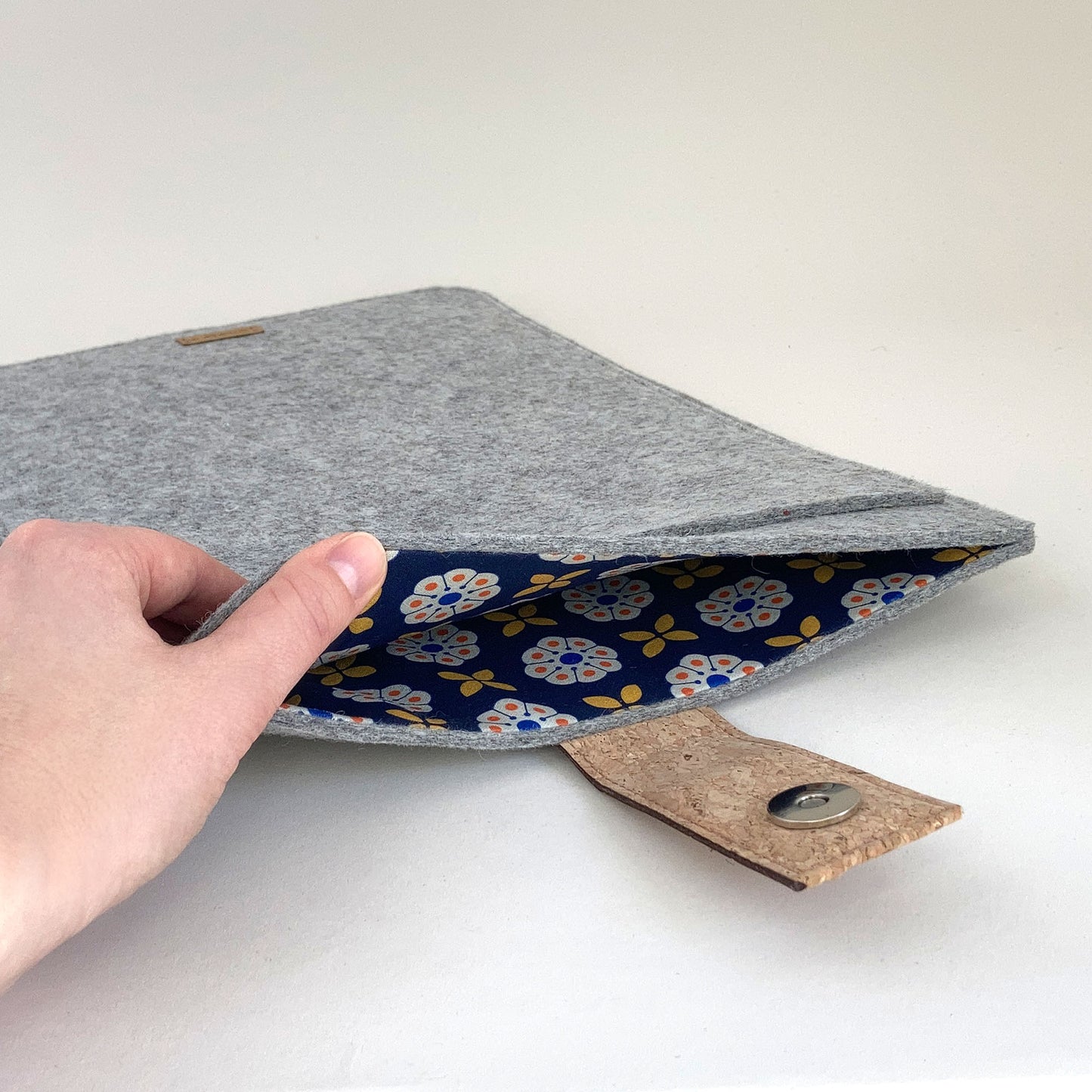 Case for Asus Zenbook CX1 | with magnetic closure and extra compartment | light grey - Bloom | Model "HAKA"