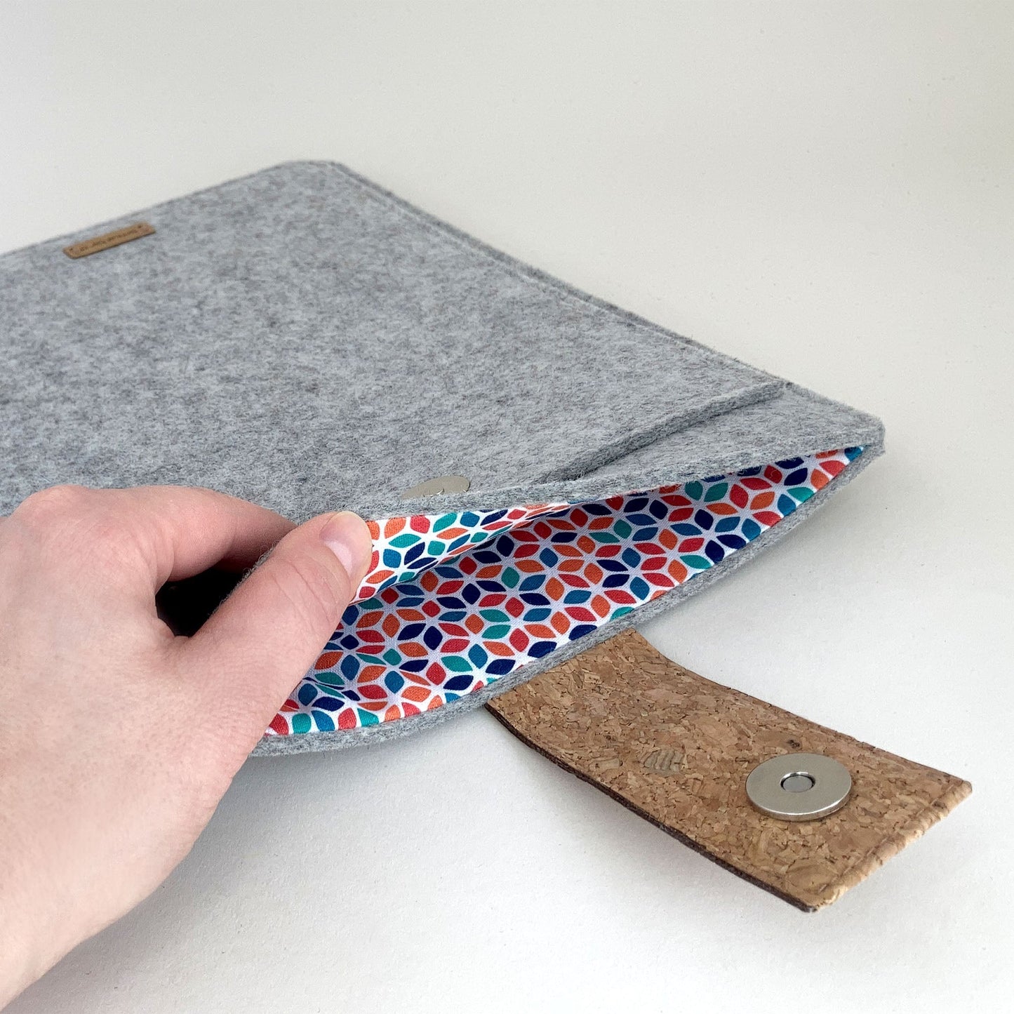 Hülle für Asus Zenbook 14 Flip | mit Magnetverschluss und extra Fach  | hellgrau - Colorful | Modell "HAKA"