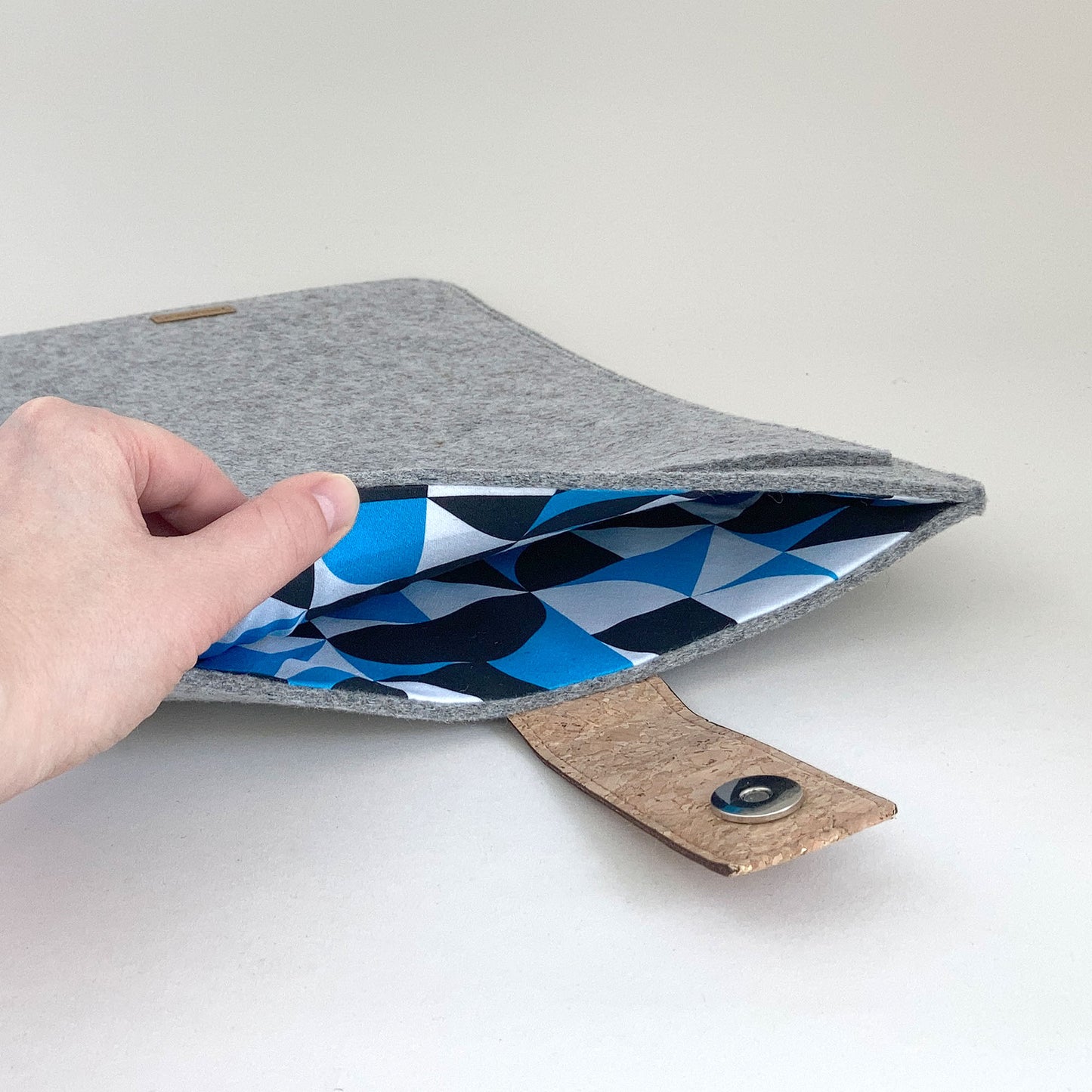 Hülle für Asus Zenbook 14 Flip | mit Magnetverschluss und extra Fach  | hellgrau - Shapes | Modell "HAKA"