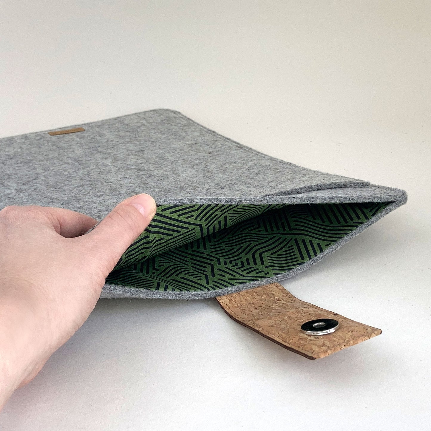 Hülle für Asus Vivobook 13 Slate | mit Magnetverschluss und extra Fach  | hellgrau - Stripes | Modell "HAKA"