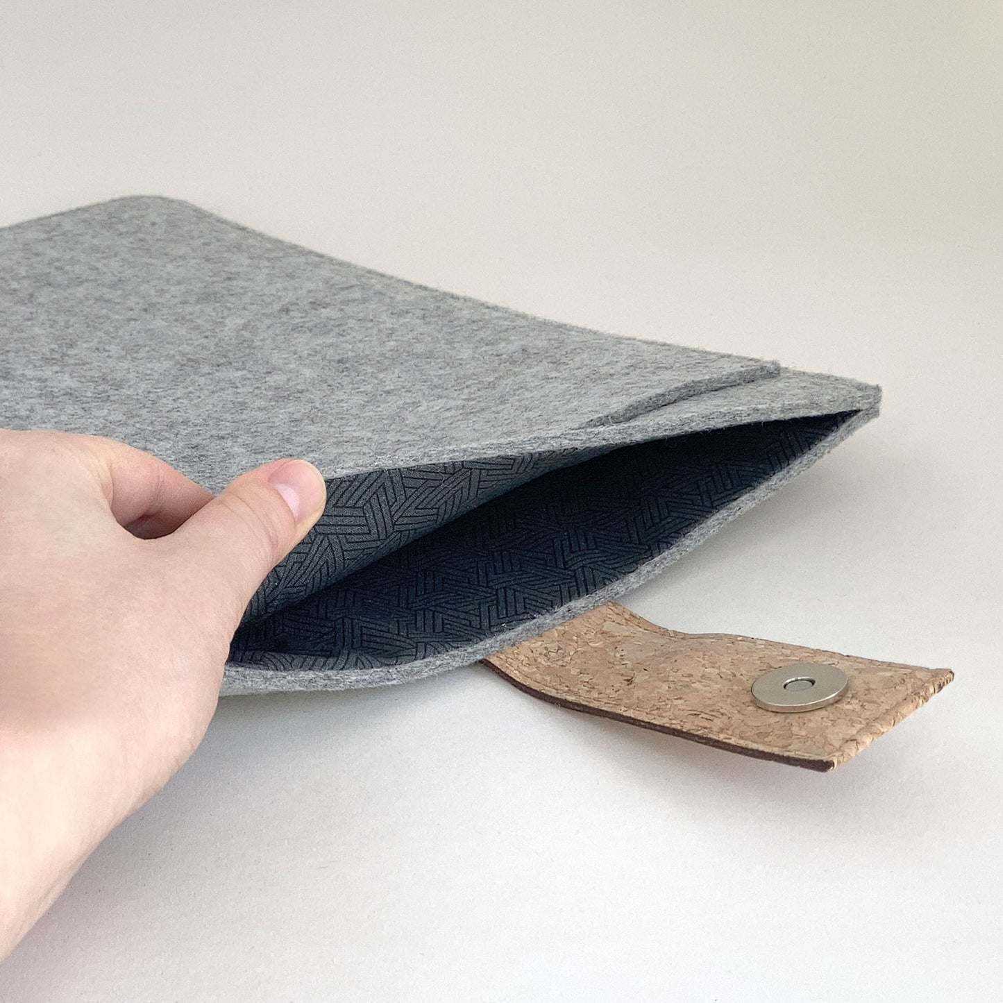 Hülle für Acer 315 | mit Magnetverschluss und extra Fach  | hellgrau - Tracks | Modell "HAKA"