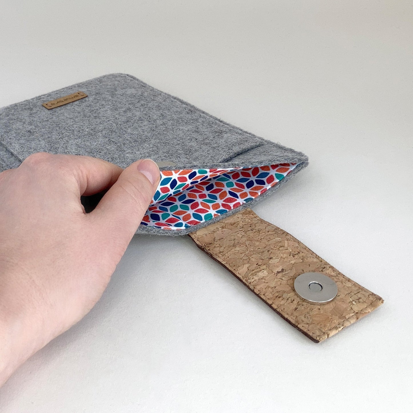 Hülle für Tolino Vision 5 | mit Magnetverschluss und extra Fach | hellgrau - Colorful | Modell "HAKA"