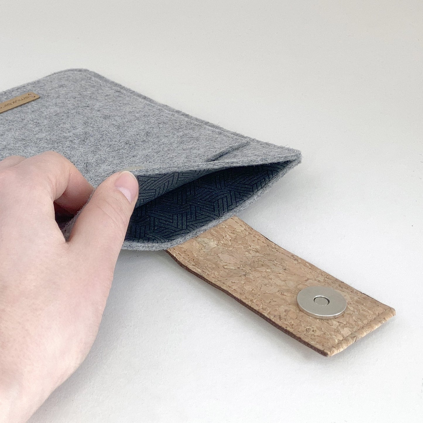 Hülle für PocketBook InkPad 3 | mit Magnetverschluss und extra Fach | hellgrau - Tracks | Modell "HAKA"