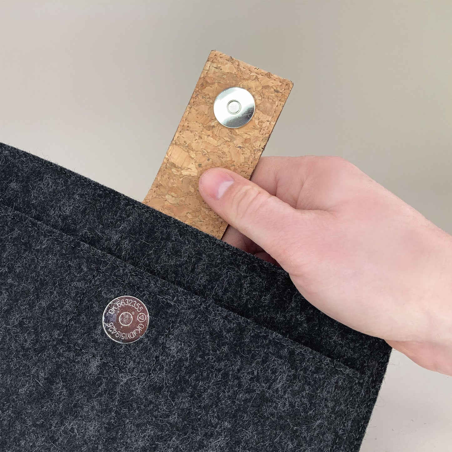 Hülle für MacBook Pro M3 16,2 | mit Magnetverschluss und extra Fach  | anthrazit - Shapes | Modell "HAKA"