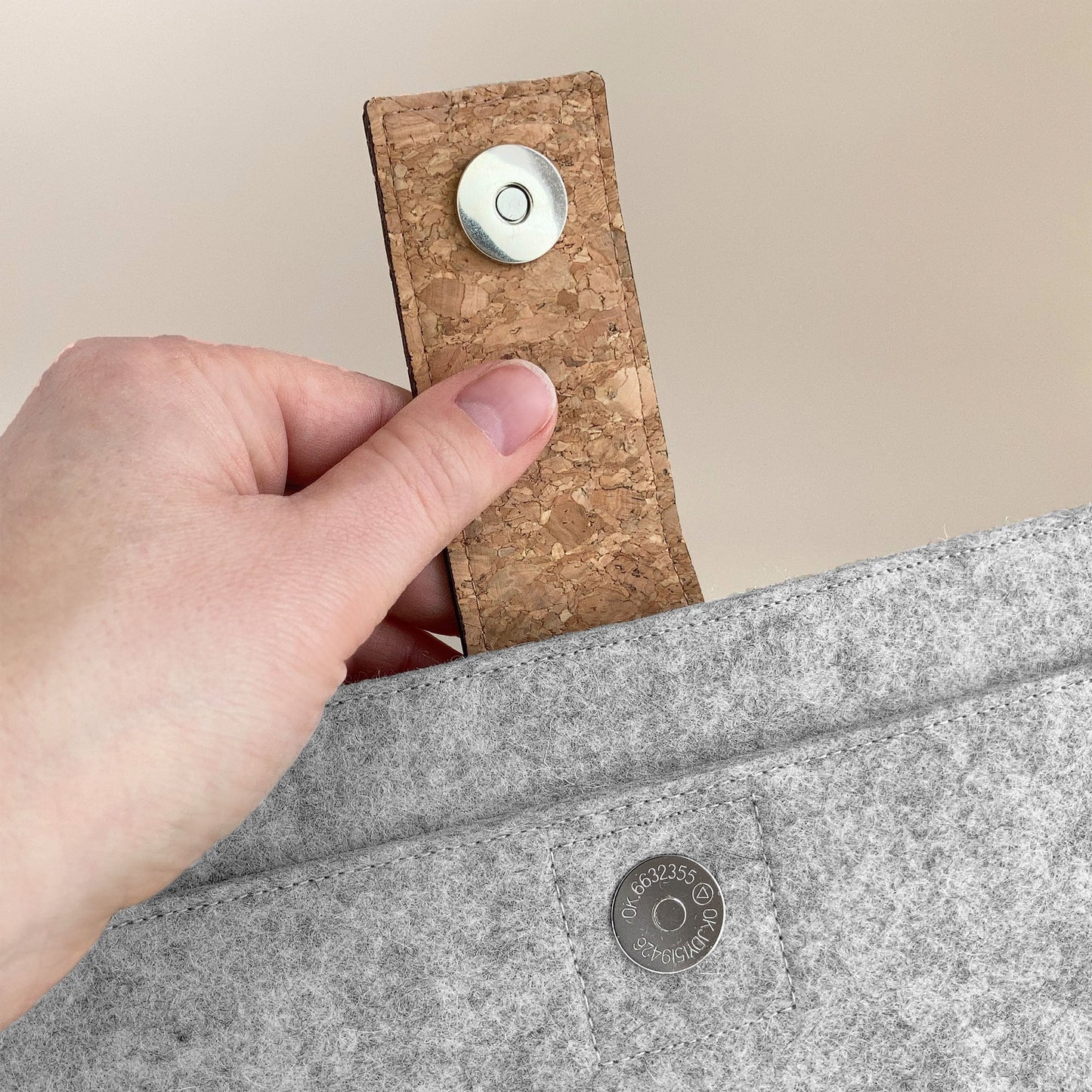 Hülle für Dell XPS | mit Magnetverschluss und extra Fach  | hellgrau - Colorful | Modell "HAKA"