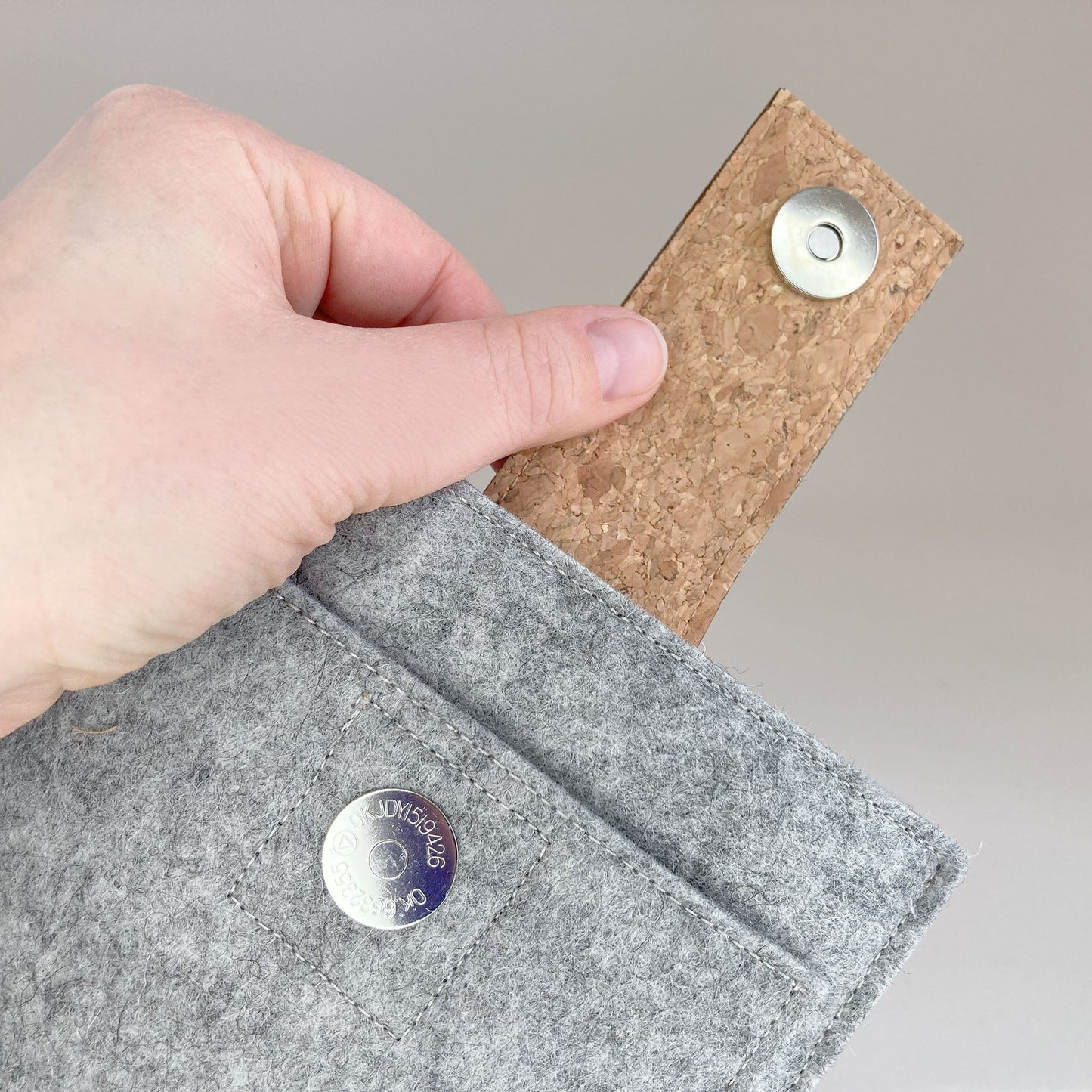 Hülle für Kobo Forma | mit Magnetverschluss und extra Fach | hellgrau - Shapes | Modell "HAKA"