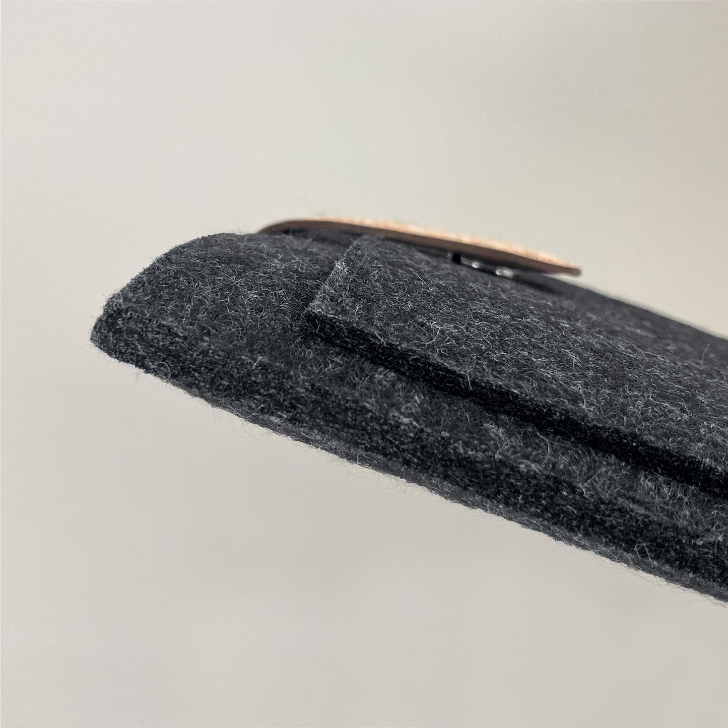 Hülle für MacBook Pro 15 | mit Magnetverschluss und extra Fach  | anthrazit - Stripes | Modell "HAKA"