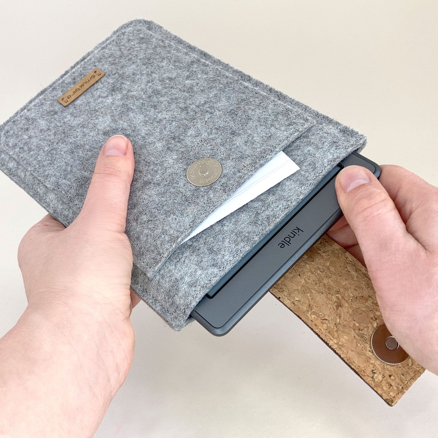 Hülle für Tolino Shine 5 | mit Magnetverschluss und extra Fach | hellgrau - Bloom | Modell "HAKA"