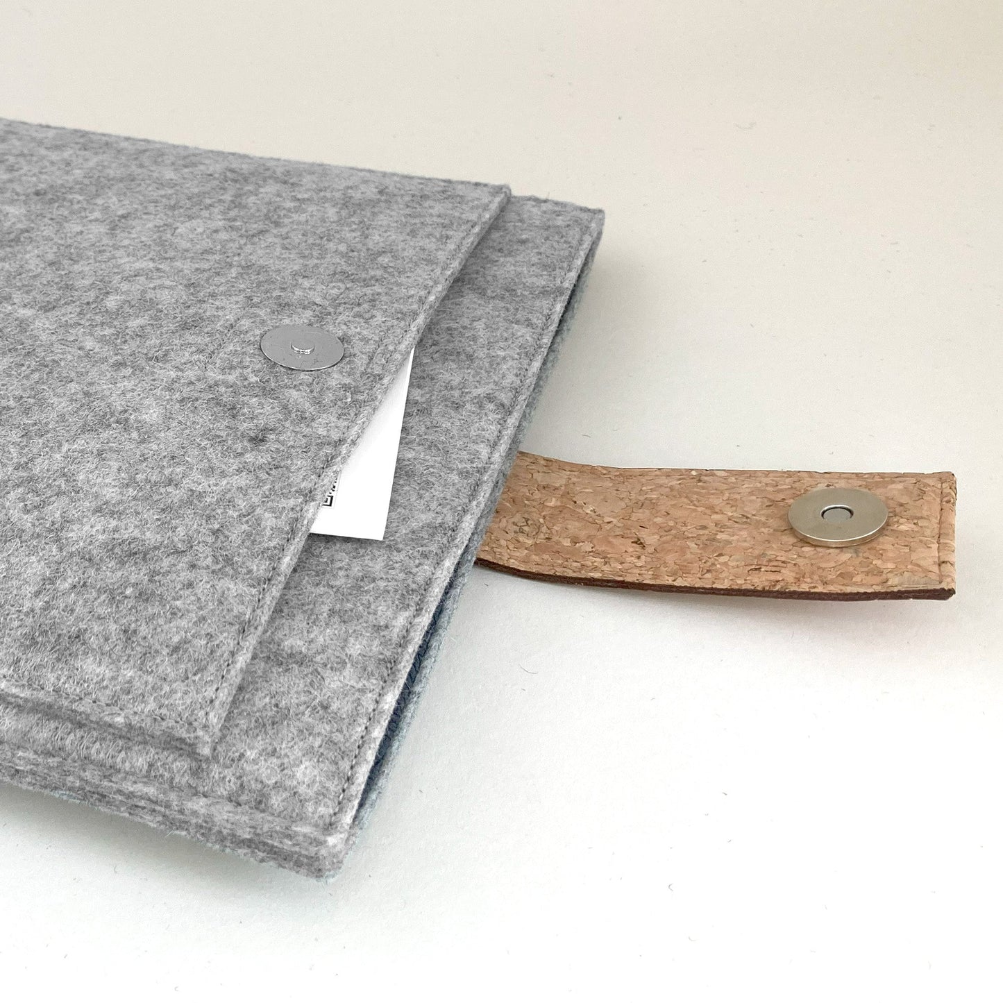 Hülle für Asus Zenbook CX1 | mit Magnetverschluss und extra Fach  | hellgrau - Shapes | Modell "HAKA"