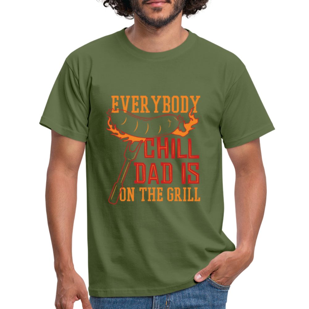 Herren - Männer T-Shirt Everybody chill Dad is on the Grill - Militärgrün