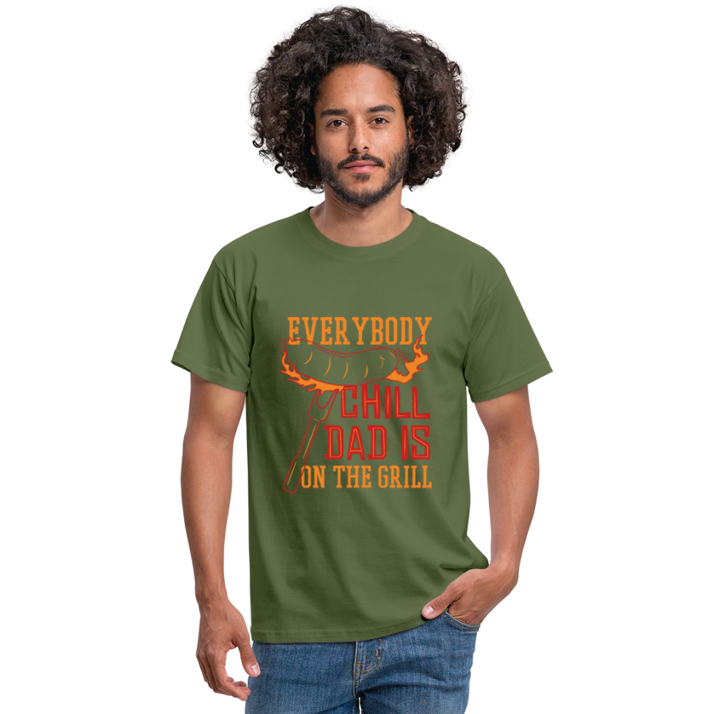 Herren - Männer T-Shirt Everybody chill Dad is on the Grill - Militärgrün