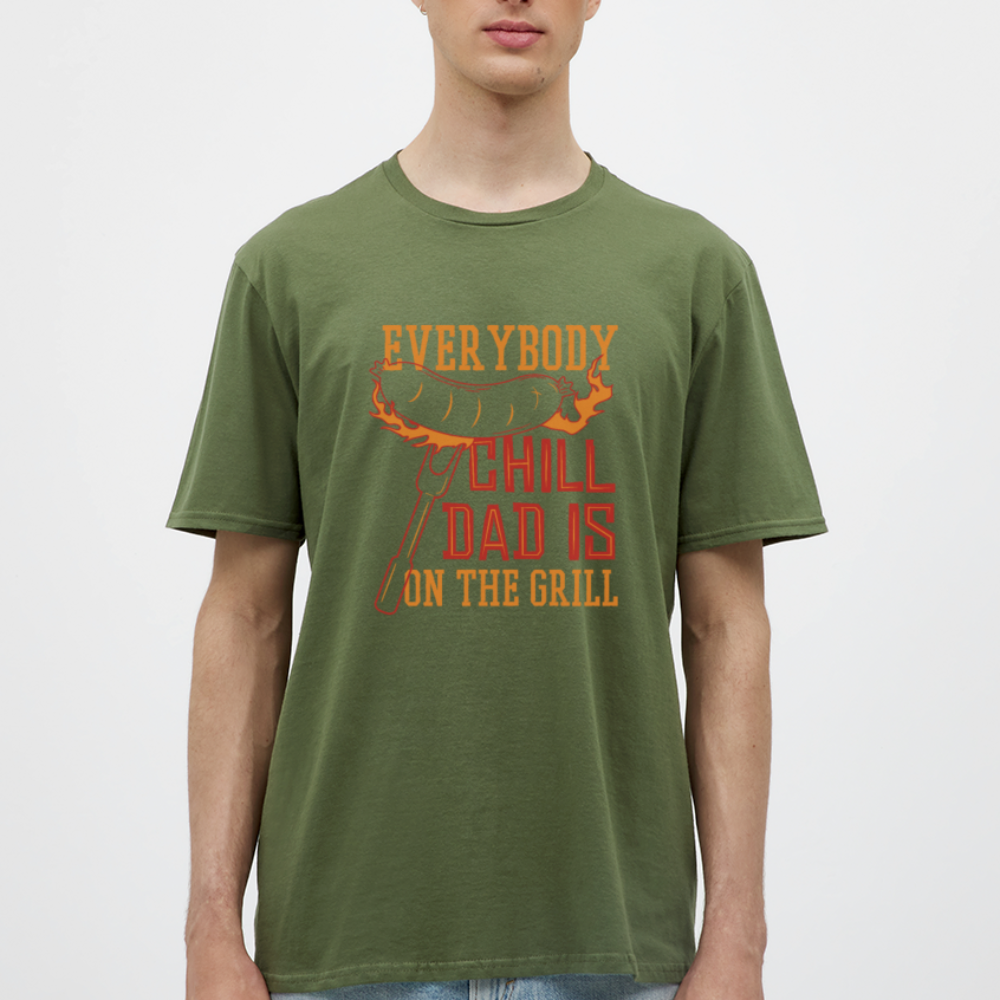 Herren - Männer T-Shirt Everybody chill Dad is on the Grill - Militärgrün