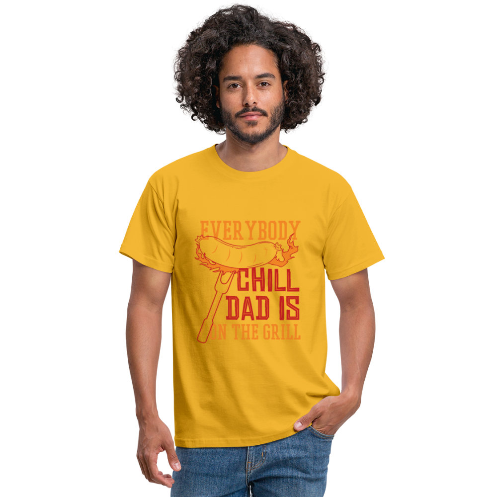 Herren - Männer T-Shirt Everybody chill Dad is on the Grill - Gelb