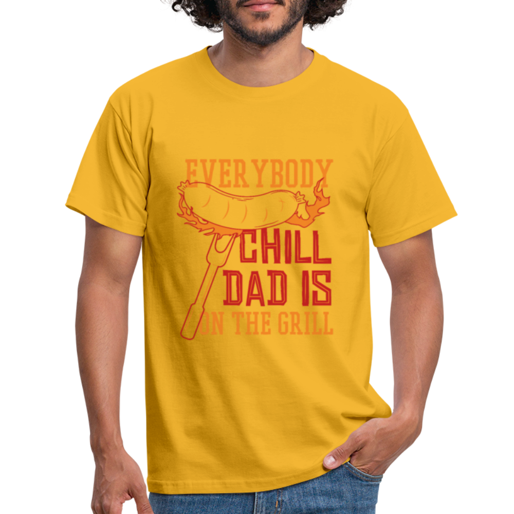 Herren - Männer T-Shirt Everybody chill Dad is on the Grill - Gelb