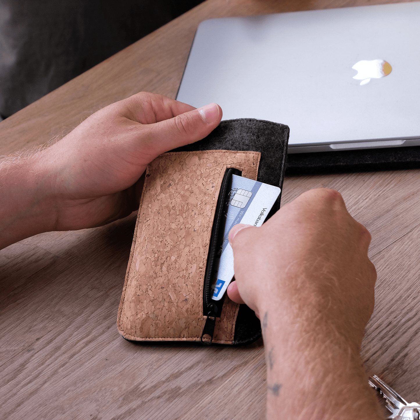 Handytasche mit Kartenfach für iPhone 15 Plus | anthrazit - tracks | Modell "ZIP"