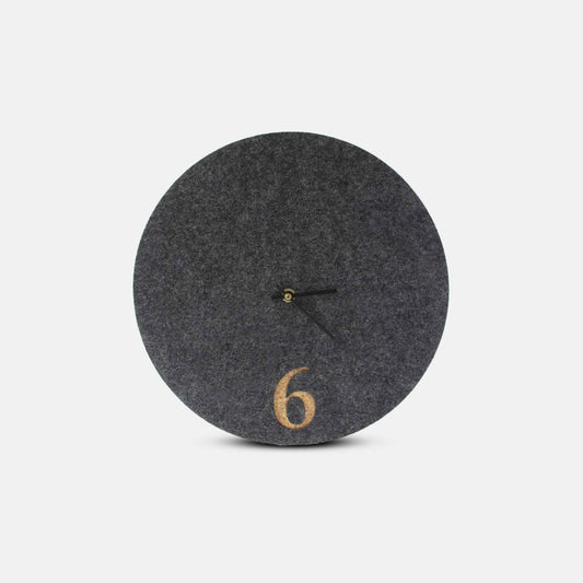 Wanduhr aus Filz und Kork 30 cm | anthrazit - schwarz | Design: Aarhus