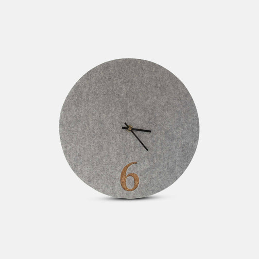 Wanduhr aus Filz und Kork 30 cm | hellgrau - schwarz | Design: Aarhus