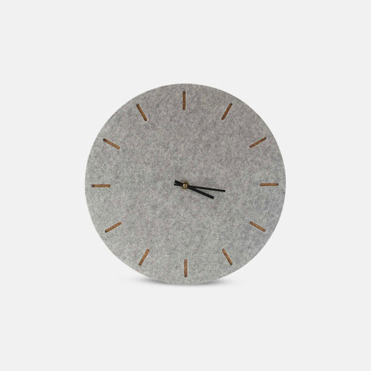 Wanduhr aus Filz und Kork 30 cm | hellgrau - schwarz | Design: Kopenhagen