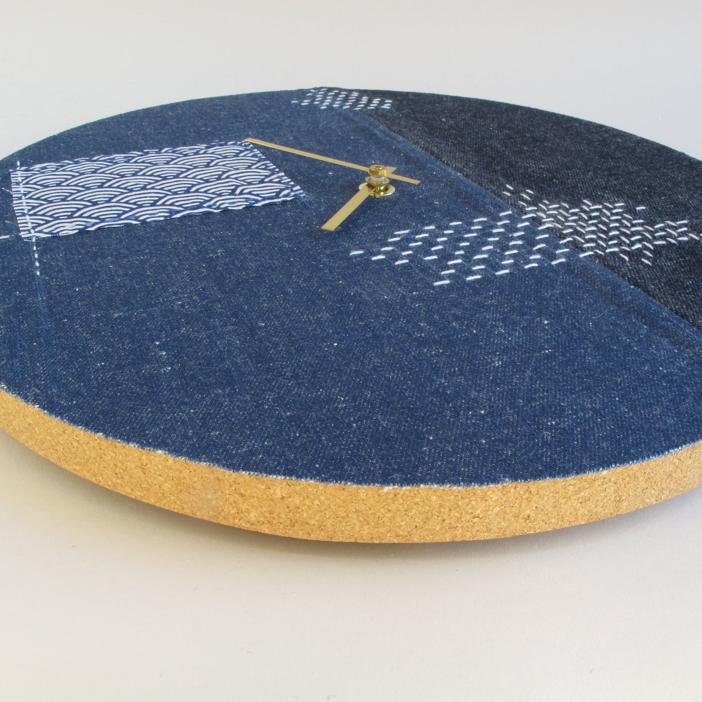 Wanduhr Wabi Sabi Denim rund 30 cm | Denim - Gold | Design: Fukuoka