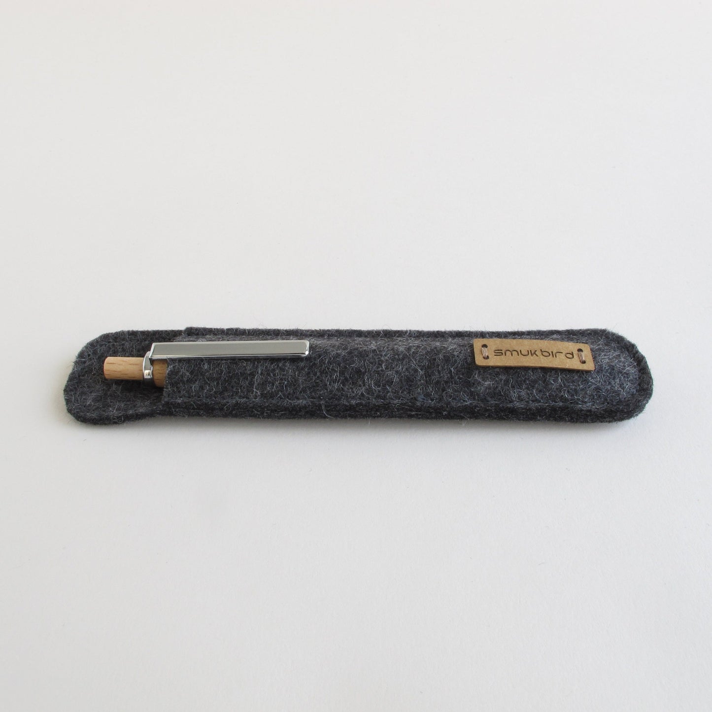 Nachhaltiges Filz Stiftetui aus 100% Wolle | Anthrazit | inkl. Kugelschreiber aus Holz