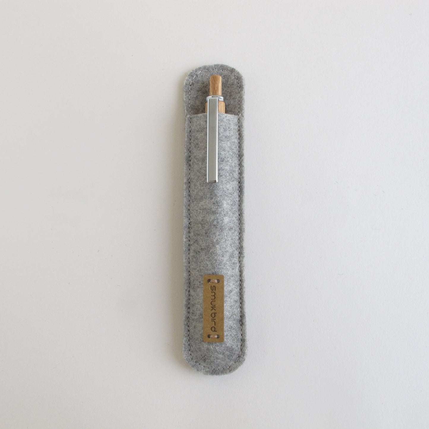 Nachhaltiges Filz Stiftetui aus 100% Wolle | Hellgrau | inkl. Kugelschreiber aus Holz