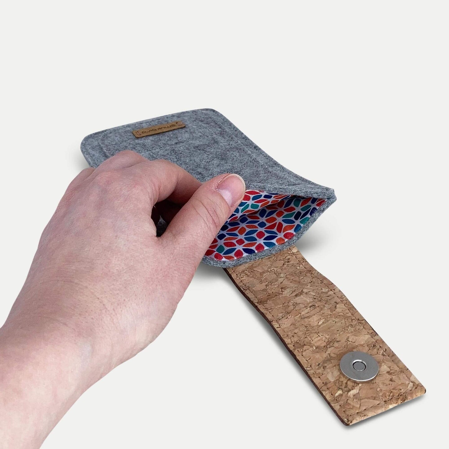 Handytasche für iPhone SE 2022 | mit Magnetverschluss und extra Fach | hellgrau - Colorful | Modell HAKA