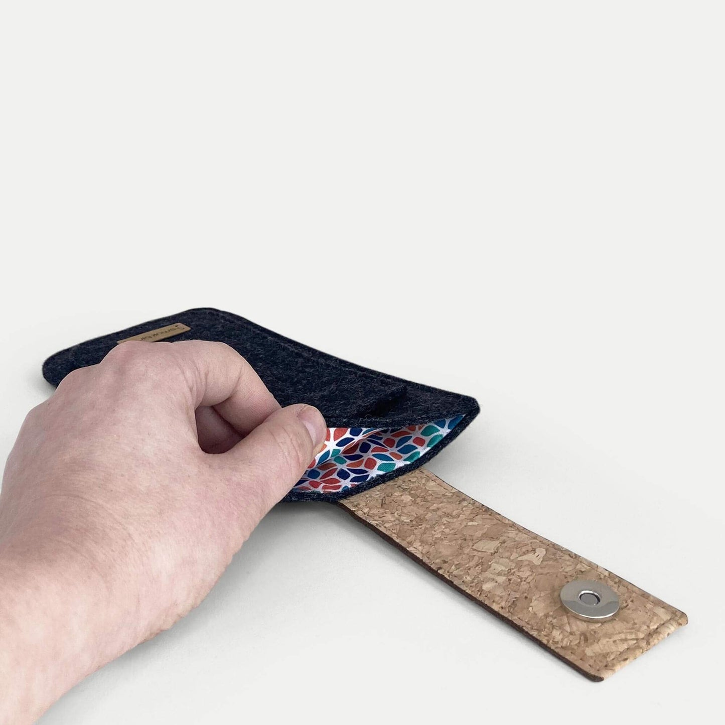 Handytasche für iPhone 14 Pro | mit Magnetverschluss und extra Fach | anthrazit - Colorful | Modell HAKA