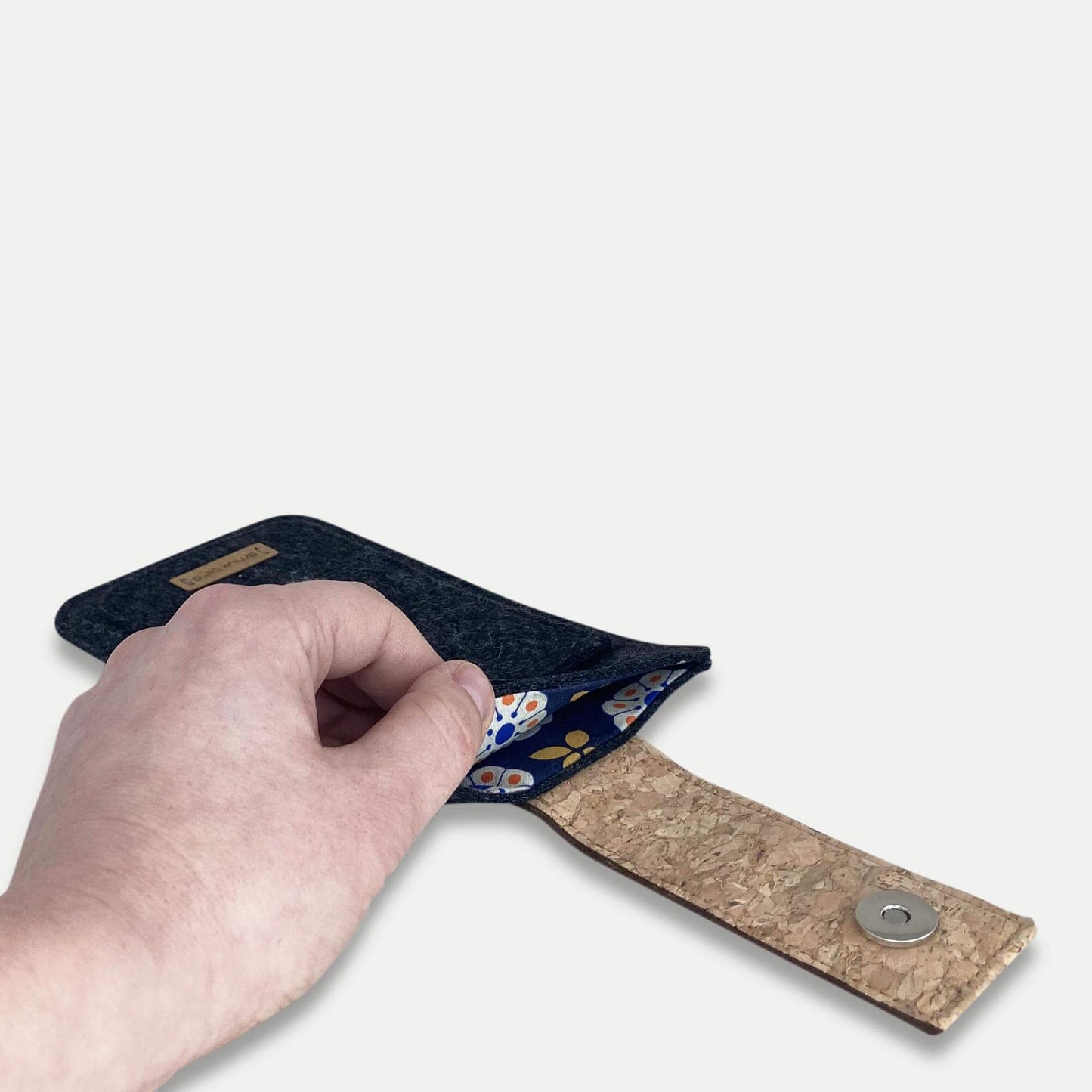 Handytasche für iPhone 13 | mit Magnetverschluss und extra Fach | anthrazit - Bloom | Modell HAKA