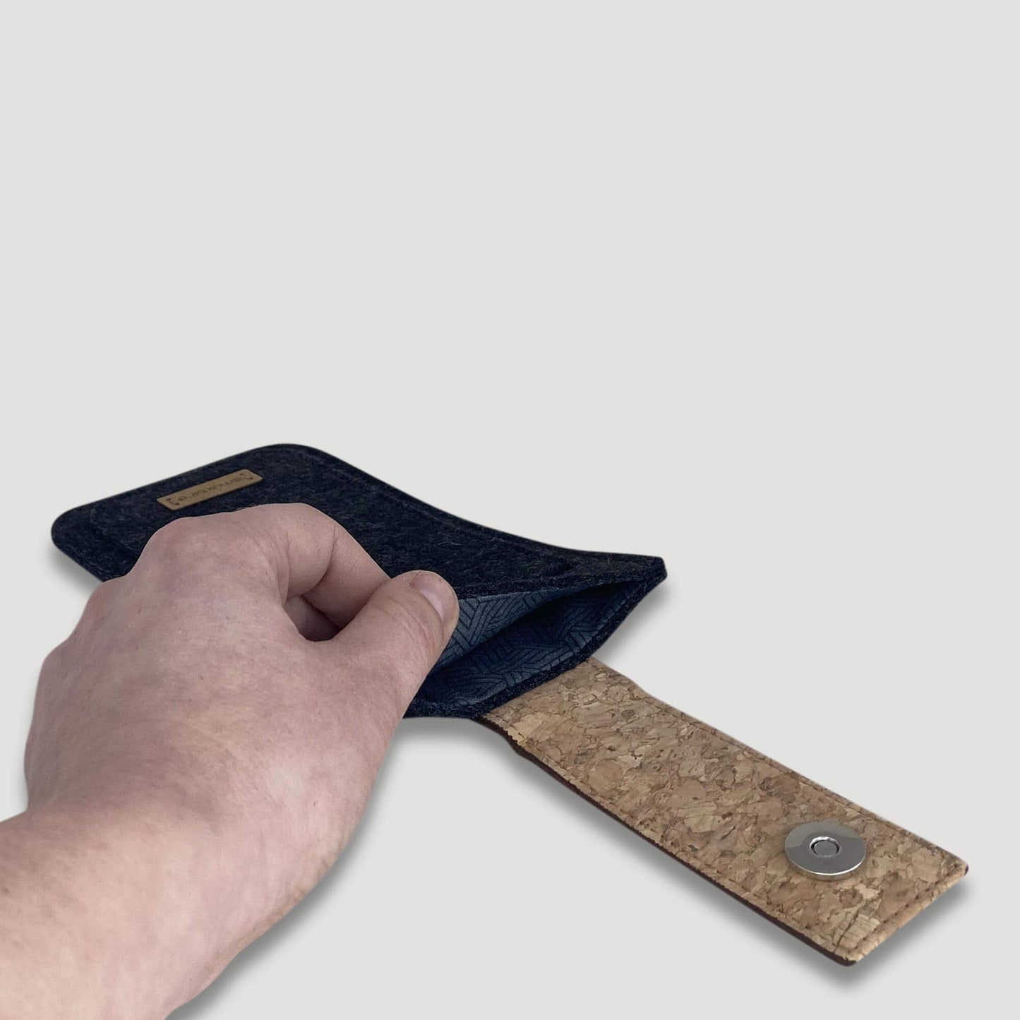 Handytasche für Google Pixel 8 | mit Magnetverschluss und extra Fach | anthrazit - Tracks | Modell HAKA