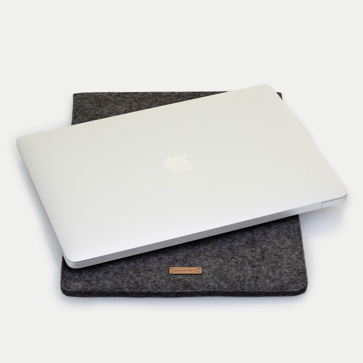 Sleeve for MacBook Pro 16 | made of felt and organic cotton | anthracite - stripes | model "LET"