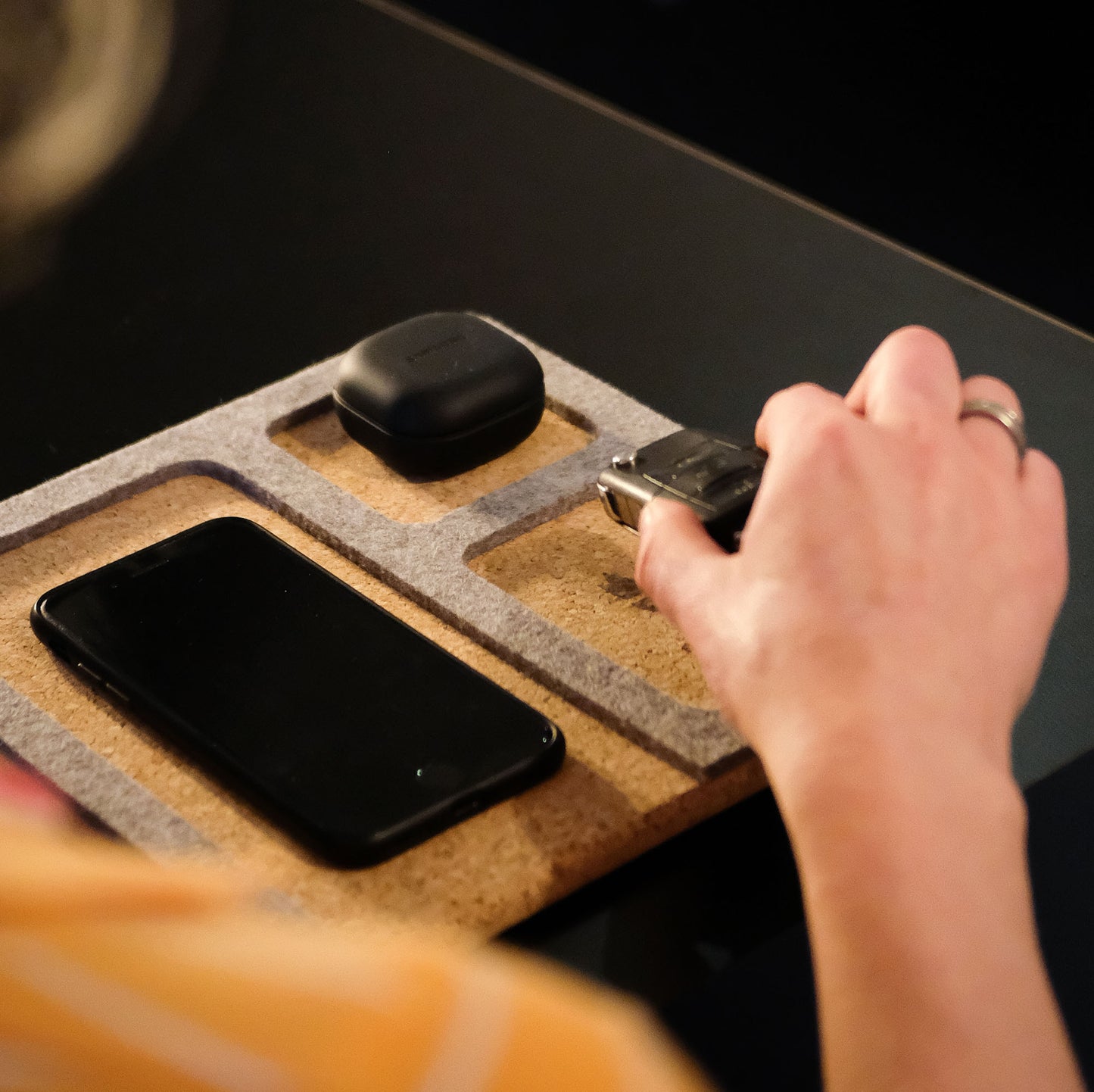 Organizer für Handy, Schlüssel, Schmuck & Co. | aus Filz und Kork | anthrazit