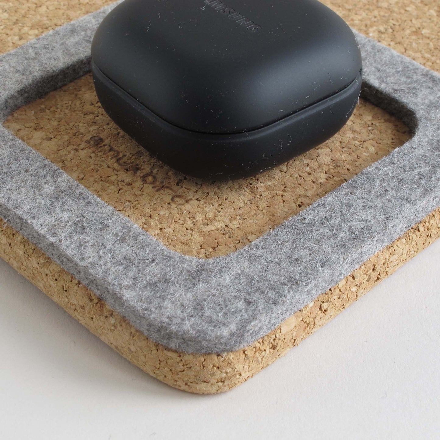 Organizer für Handy, Notizblock, Stift, Schlüssel & Co. | aus Filz und Kork | hellgrau