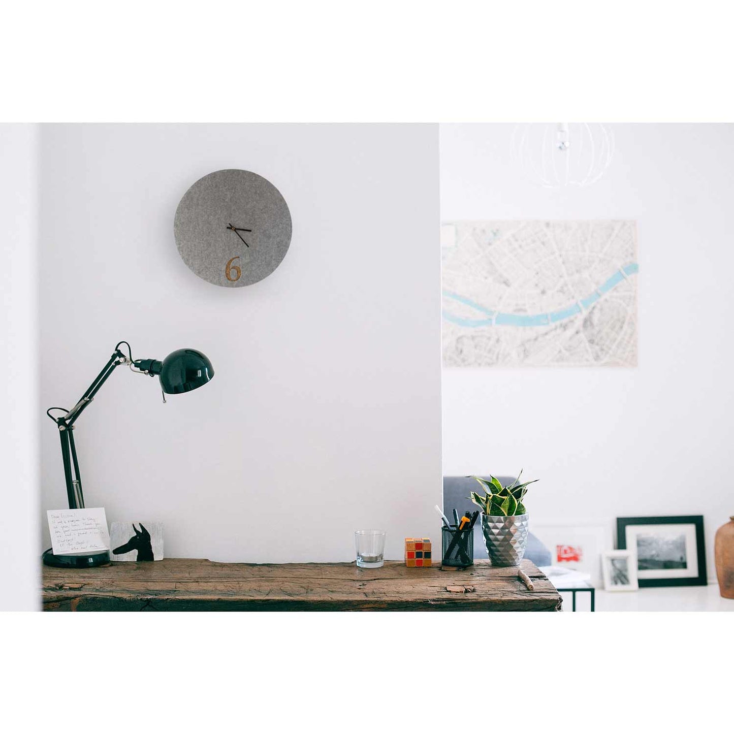 Wanduhr aus Filz und Kork 30 cm | hellgrau - schwarz | Design: Aarhus