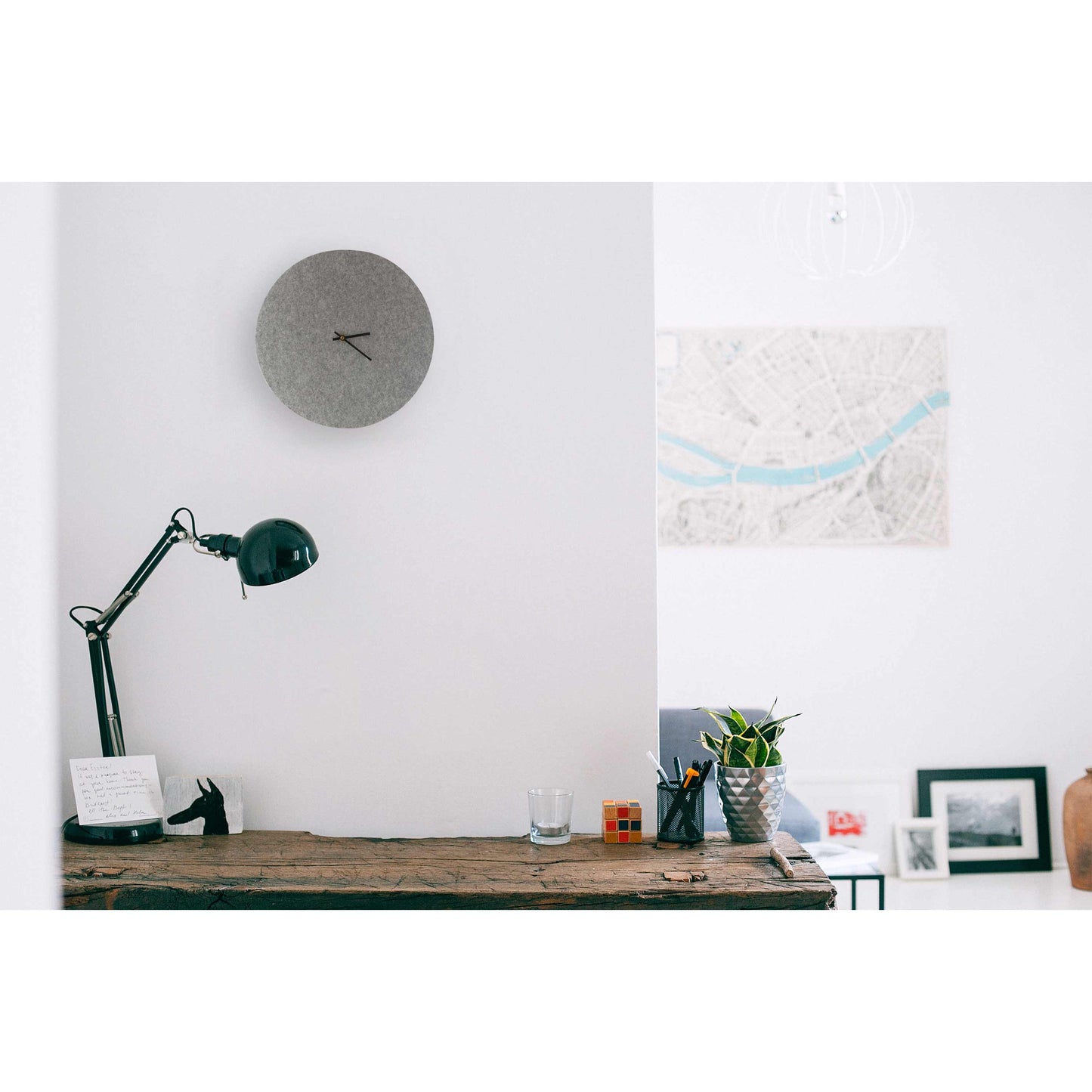 Wanduhr aus Filz und Kork 30 cm | hellgrau - schwarz | Design: Aalborg