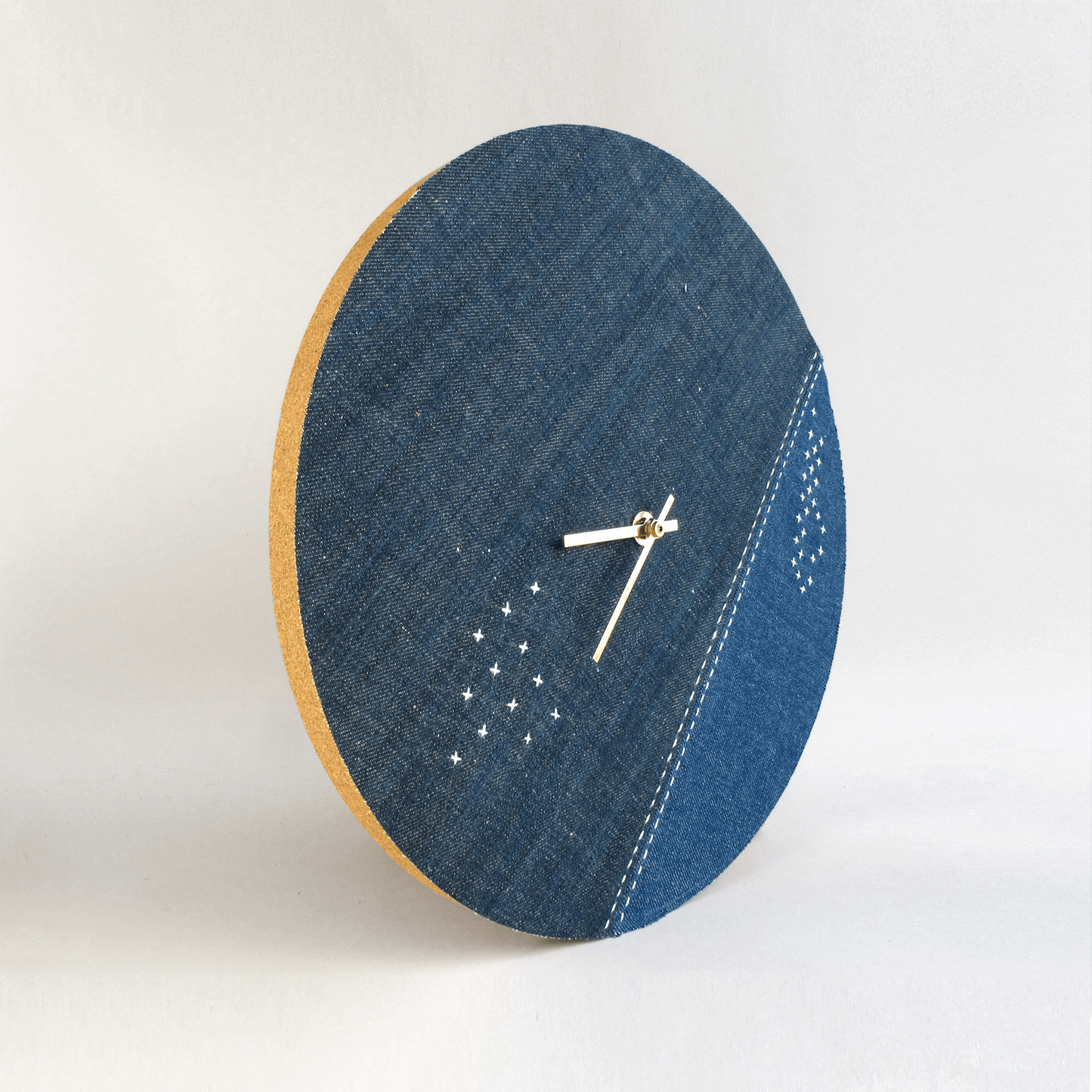 Wanduhr Wabi Sabi Denim rund 30 cm | Denim - Gold | Design: Yokohama