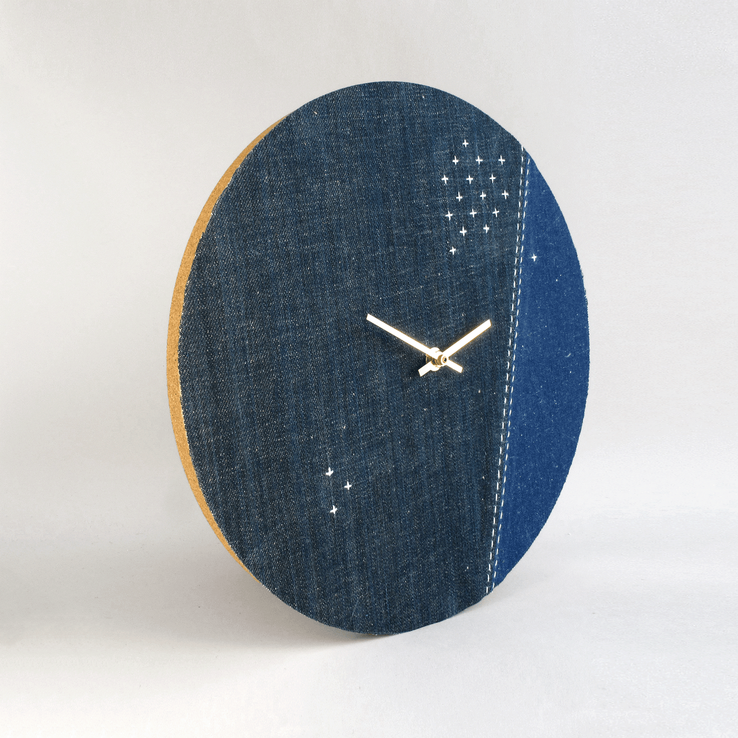 Wanduhr Wabi Sabi Denim rund 30 cm | Denim - Gold | Design: Osaka