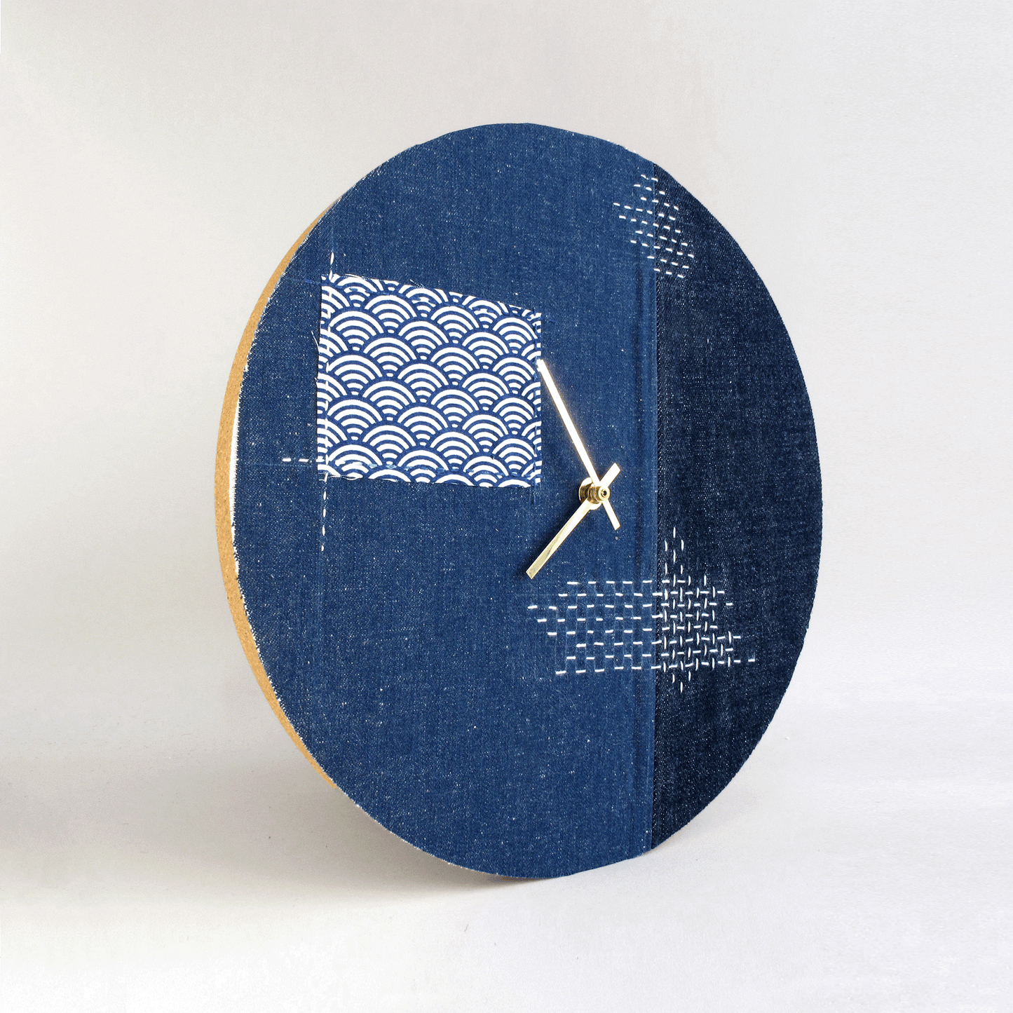 Wanduhr Wabi Sabi Denim rund 30 cm | Denim - Gold | Design: Fukuoka