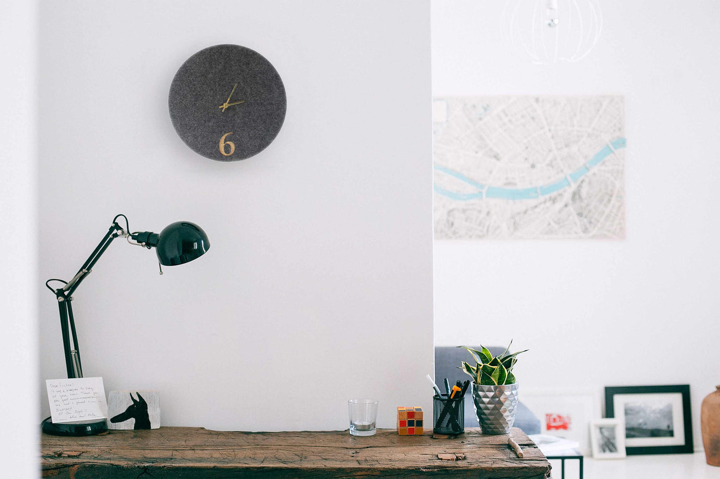 Wanduhr aus Filz und Kork 30 cm | anthrazit - gold | Design: Aarhus